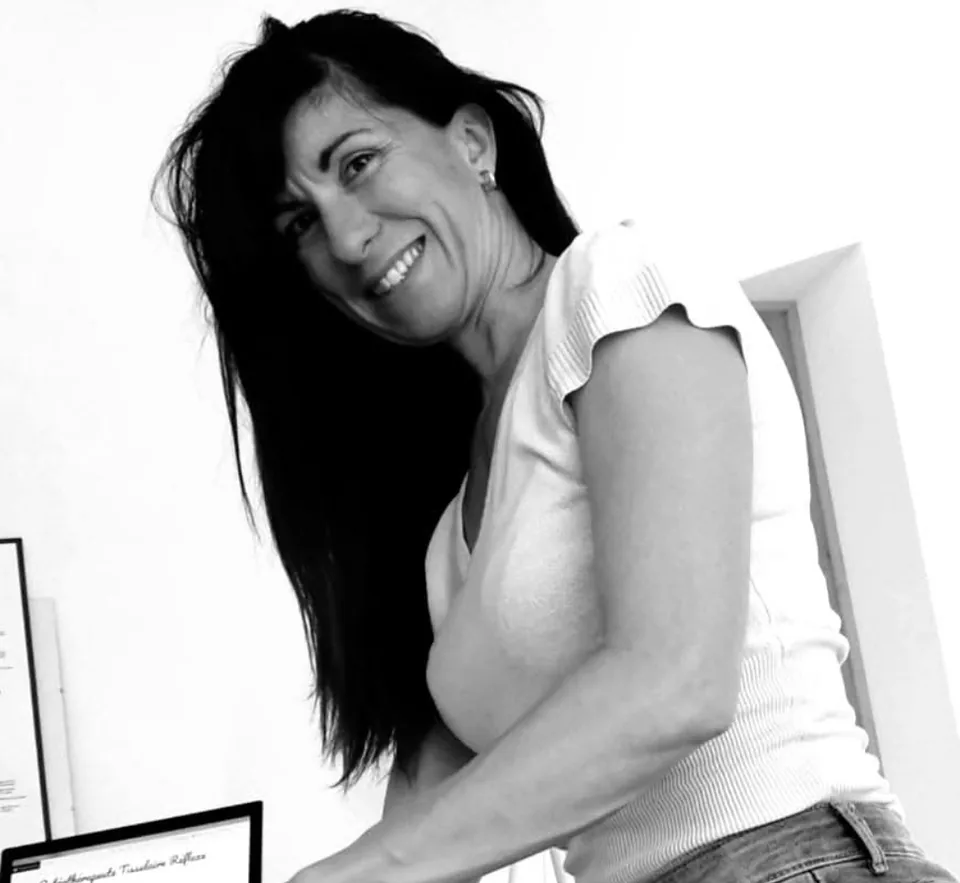 Géraldine Gauthier, souriante, en noir et blanc