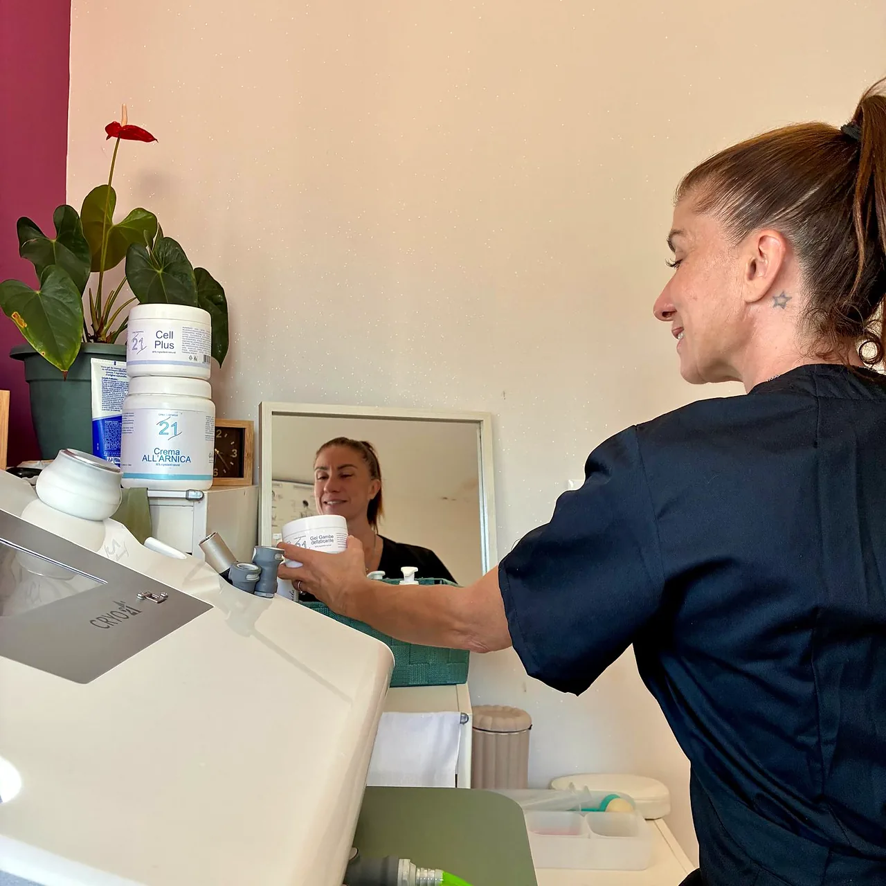 Géraldine Gauthier dans sa salle de soins, près de son appareil de cryothérapie
